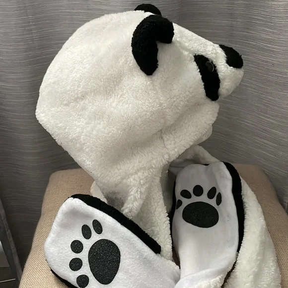 Panda-Themed Black and White Hat - Picture 4 of 9